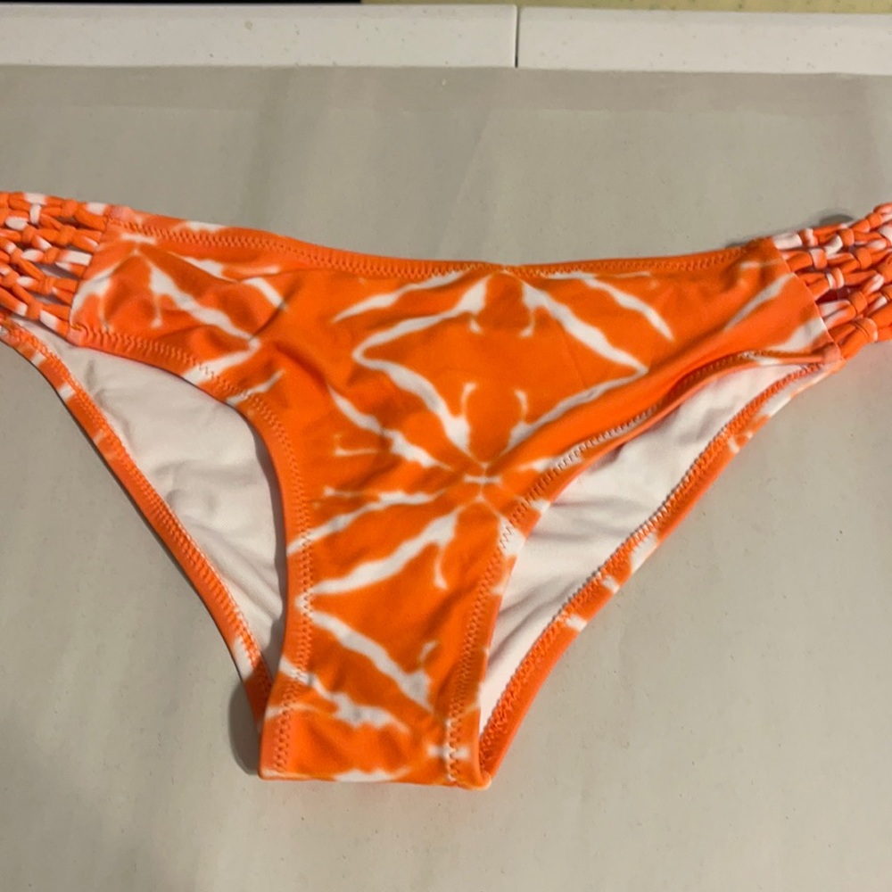 🔥CLEARANCE 🔥Cupshe NWT bikini bottoms,sz.M